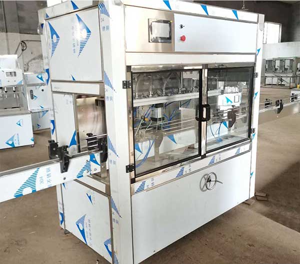 liquid filling machine